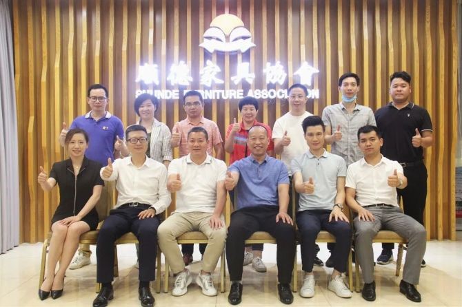 东方一哥成功竞标顺德家具协会阳光集采“家具喷胶”项目合影留念