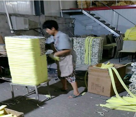 乐江家具工人使用一哥海绵喷胶造椅